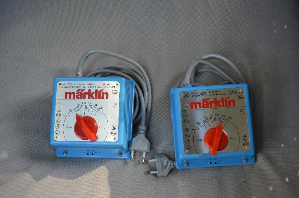Märklin : 2 transformateurs pour une utilisation analogique, Analogique, Enlèvement ou Envoi, Courant alternatif, Transformateur ou Alimentation