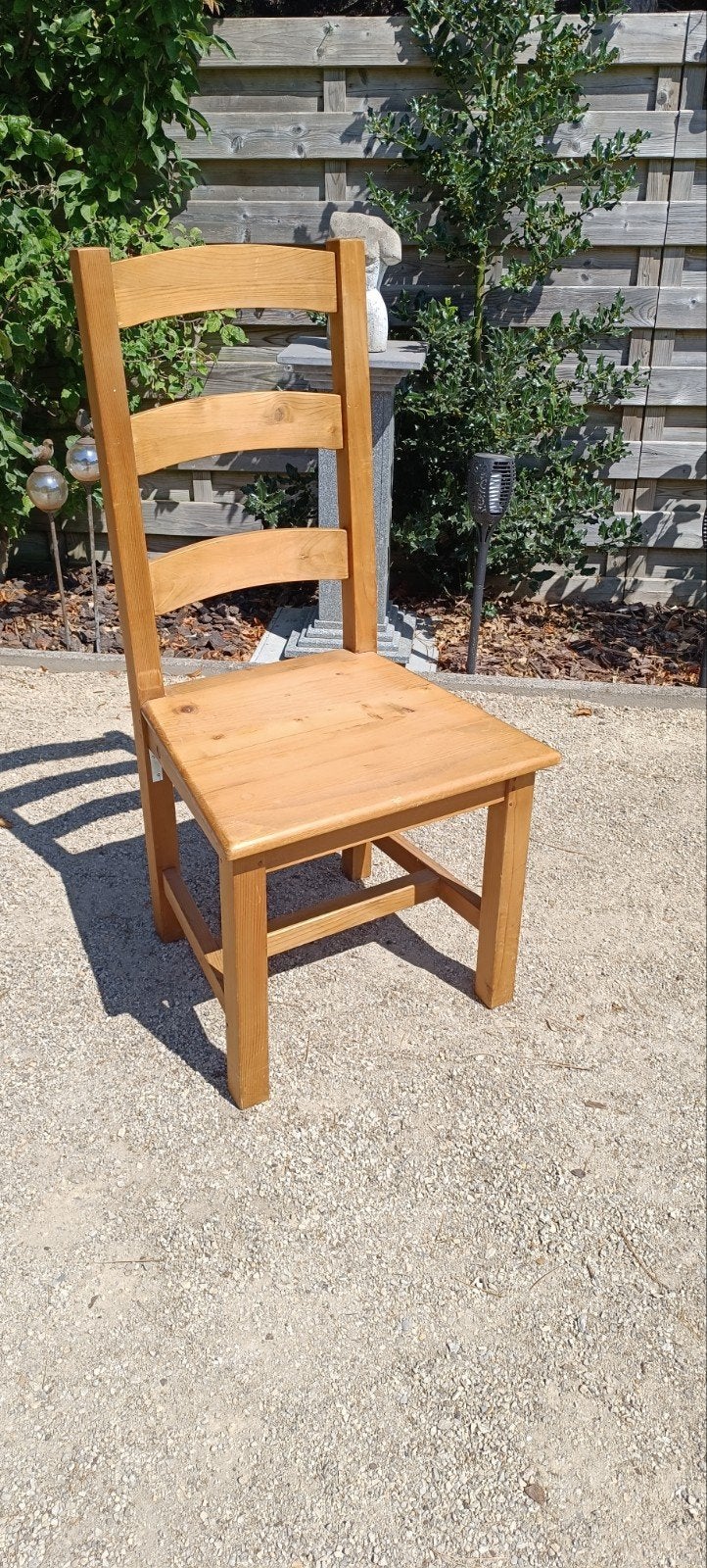 Chaises en pin, Enlèvement