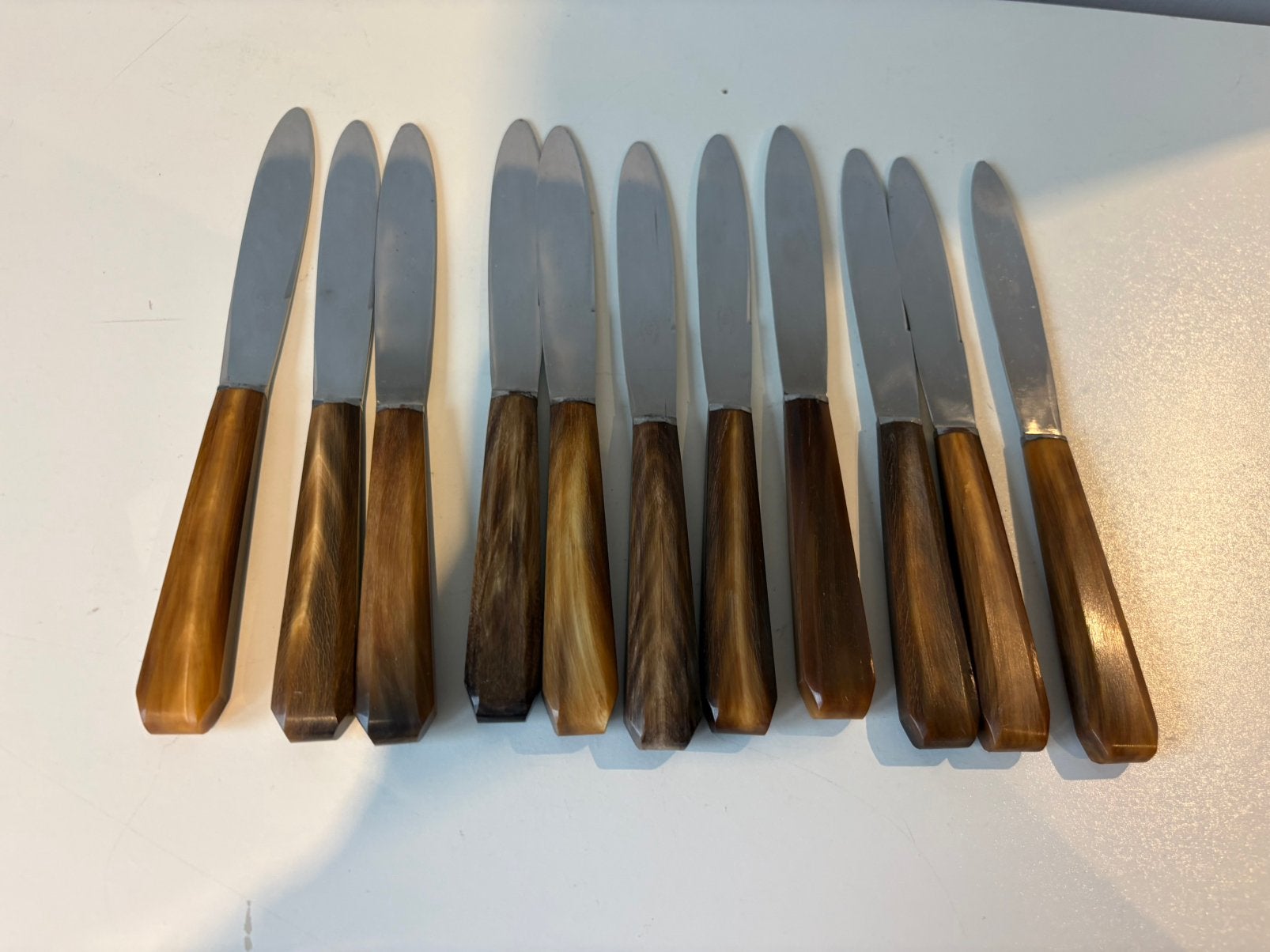 11 anciens couteaux en bakélite et inox, Antiquités & Art, Enlèvement ou Envoi