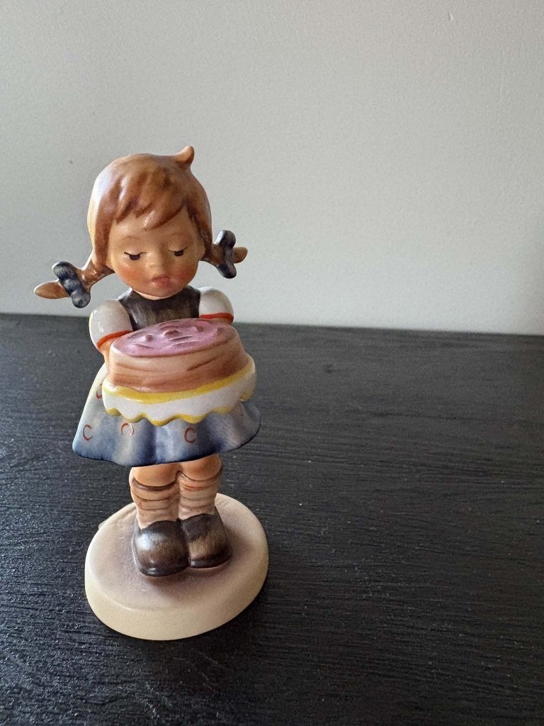 Hummel Goebel meisje met taart, Verzamelen, Ophalen of Verzenden, Zo goed als nieuw, Hummel