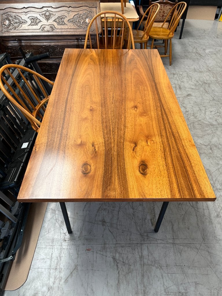 Vintage tafel in fineer notelaar, Modern klassiek, 50 tot 100 cm, Zo goed als nieuw, Vijf personen of meer