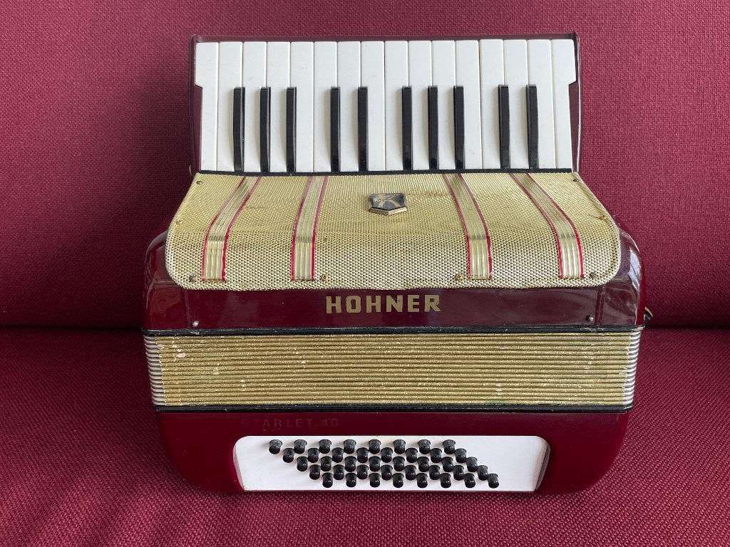 Kleine duitse Hohner Starlet accordeon . 40 bas . licht., Muziek en Instrumenten, Accordeons, Met koffer, Hohner, 48-bas, Gebruikt