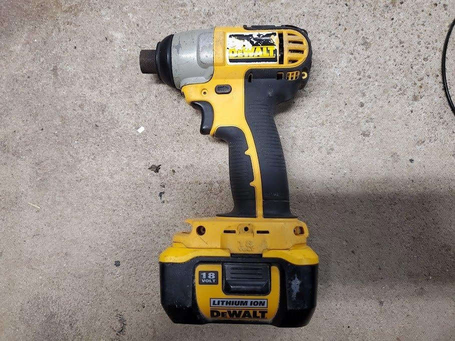 Visseuse à choc Dewalt DC825 + batterie Li-ion, Bricolage & Construction, Outillage | Outillage à main, Enlèvement ou Envoi, Utilisé
