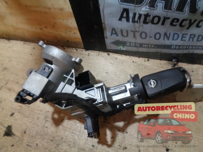Kontaktslot + Sleutel van een Opel Corsa, Gebruikt, -, -, Opel
