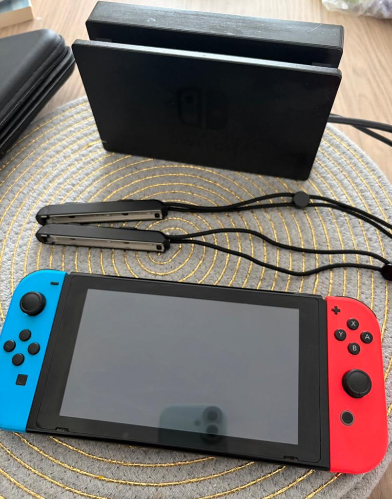 Nintendo switch in goede staat, Ophalen, Zo goed als nieuw, Met 2 controllers, Switch Original