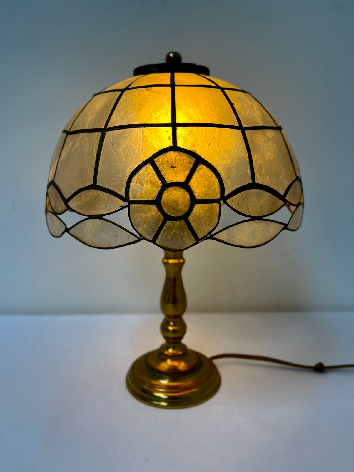 Lape Tiffany - Nacre et laiton - Très bon état, Maison & Meubles, Lampes | Lampes de table, Moins de 50 cm, Enlèvement ou Envoi