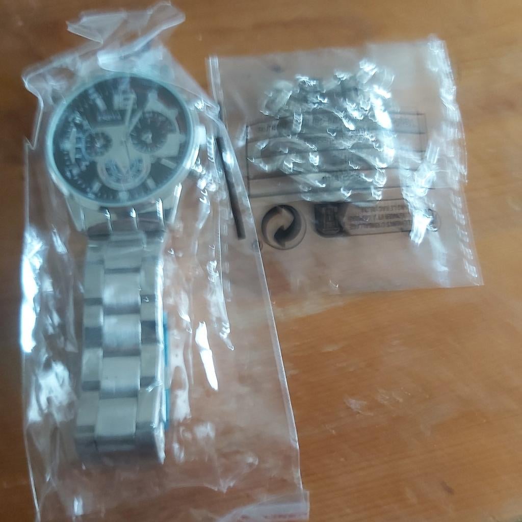Montre  tout  neuf, Handtassen en Accessoires, Horloges | Heren, Ophalen