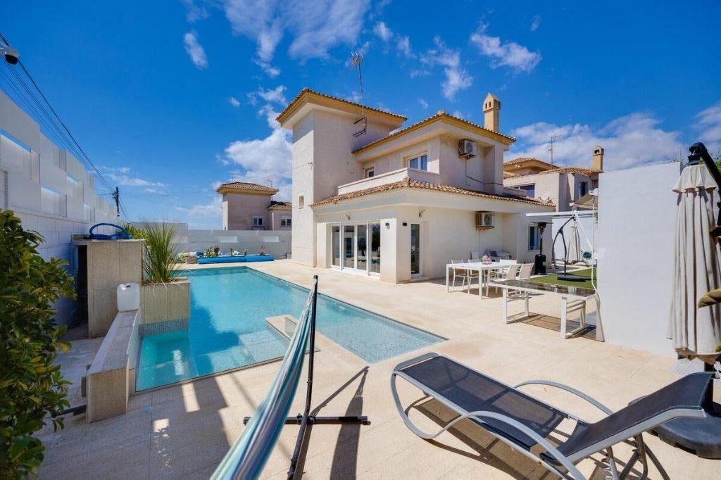 Belle villa rénovée à Torrevieja, Torrevieja, Maison d'habitation, 4 pièces, 197 m²