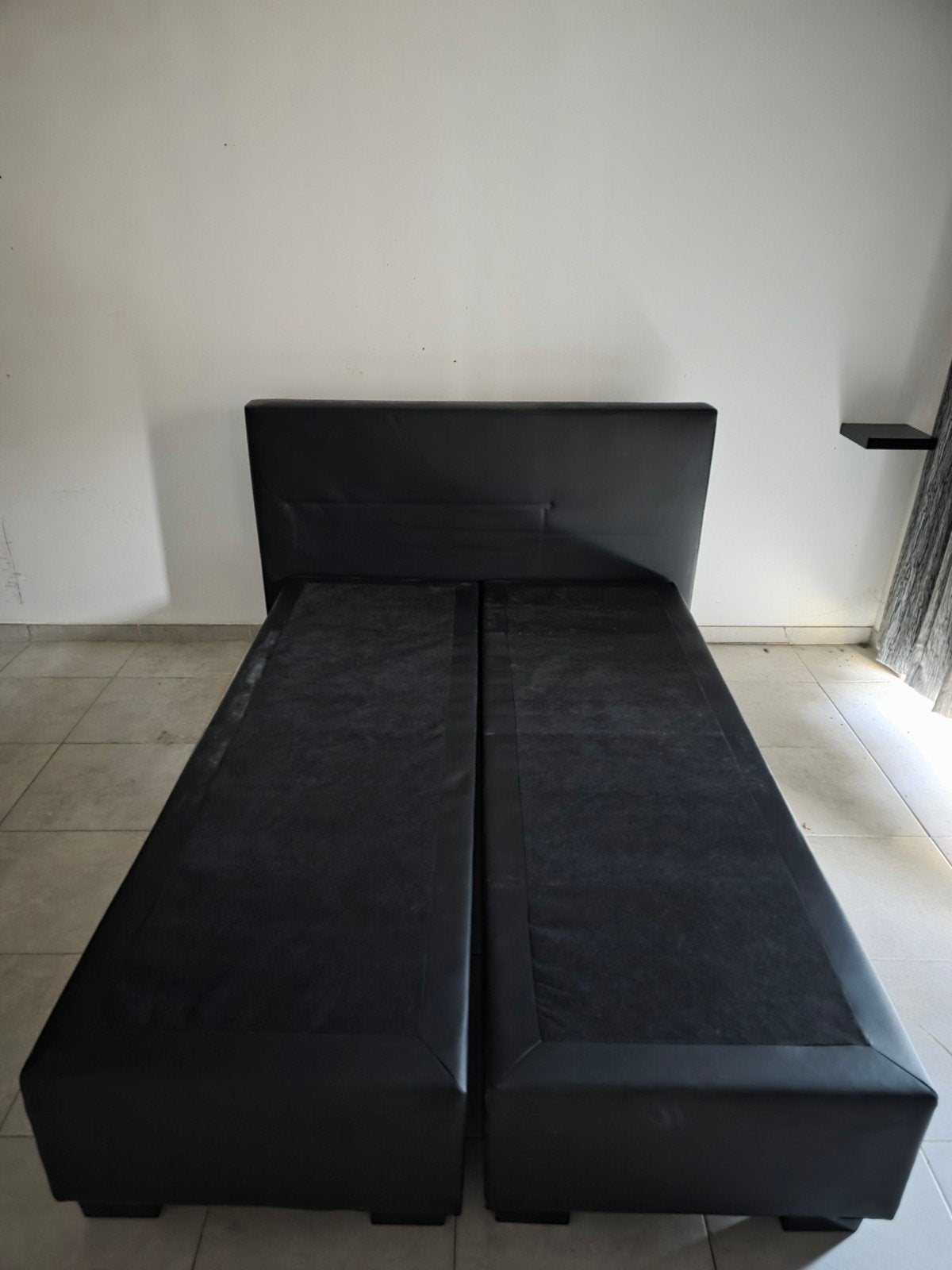 Bed 140cm breed + nachtkastje, Ophalen, Gebruikt, Zwart, 140 cm