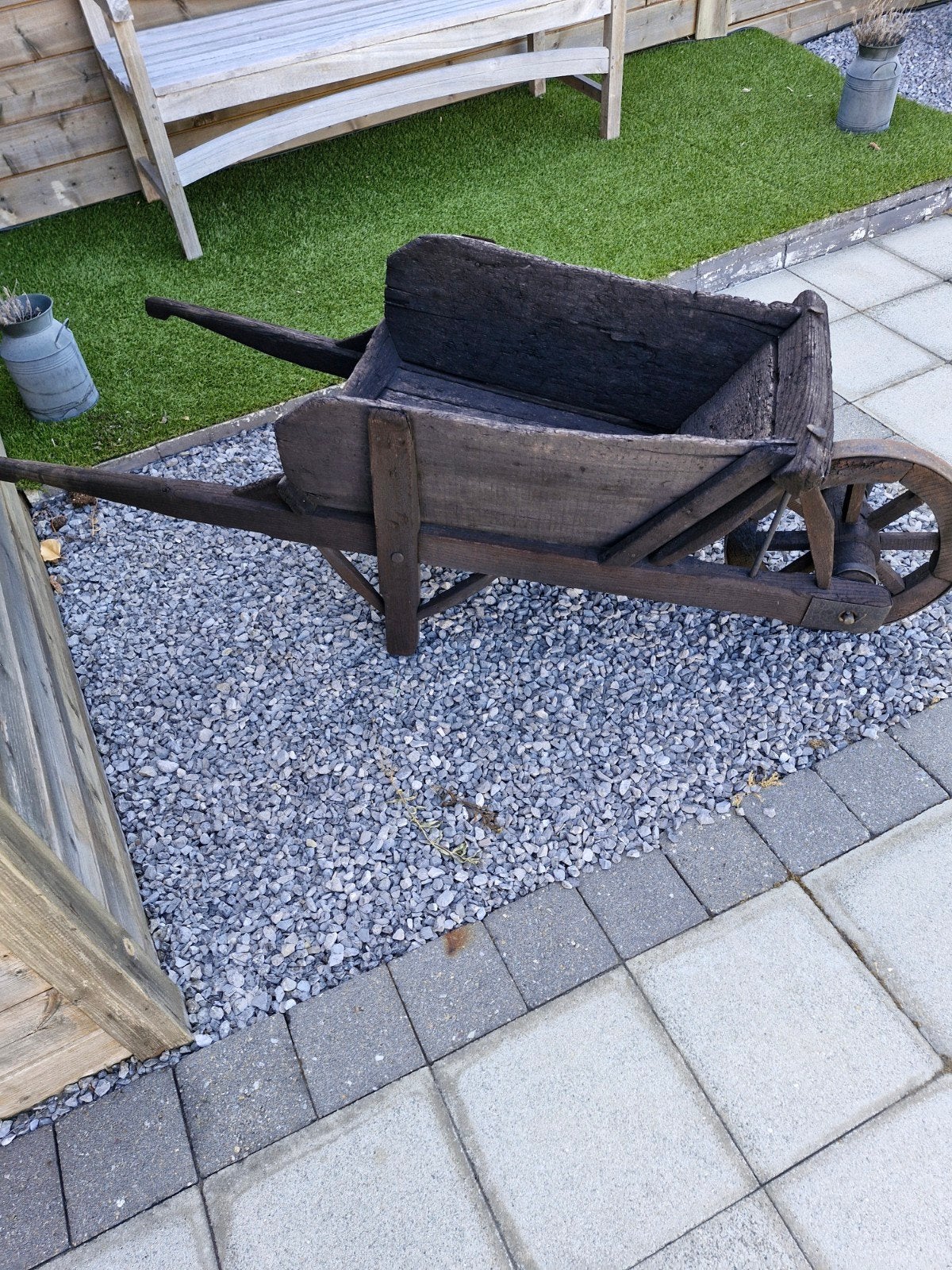 Antieken houten kruiwagen, Enlèvement