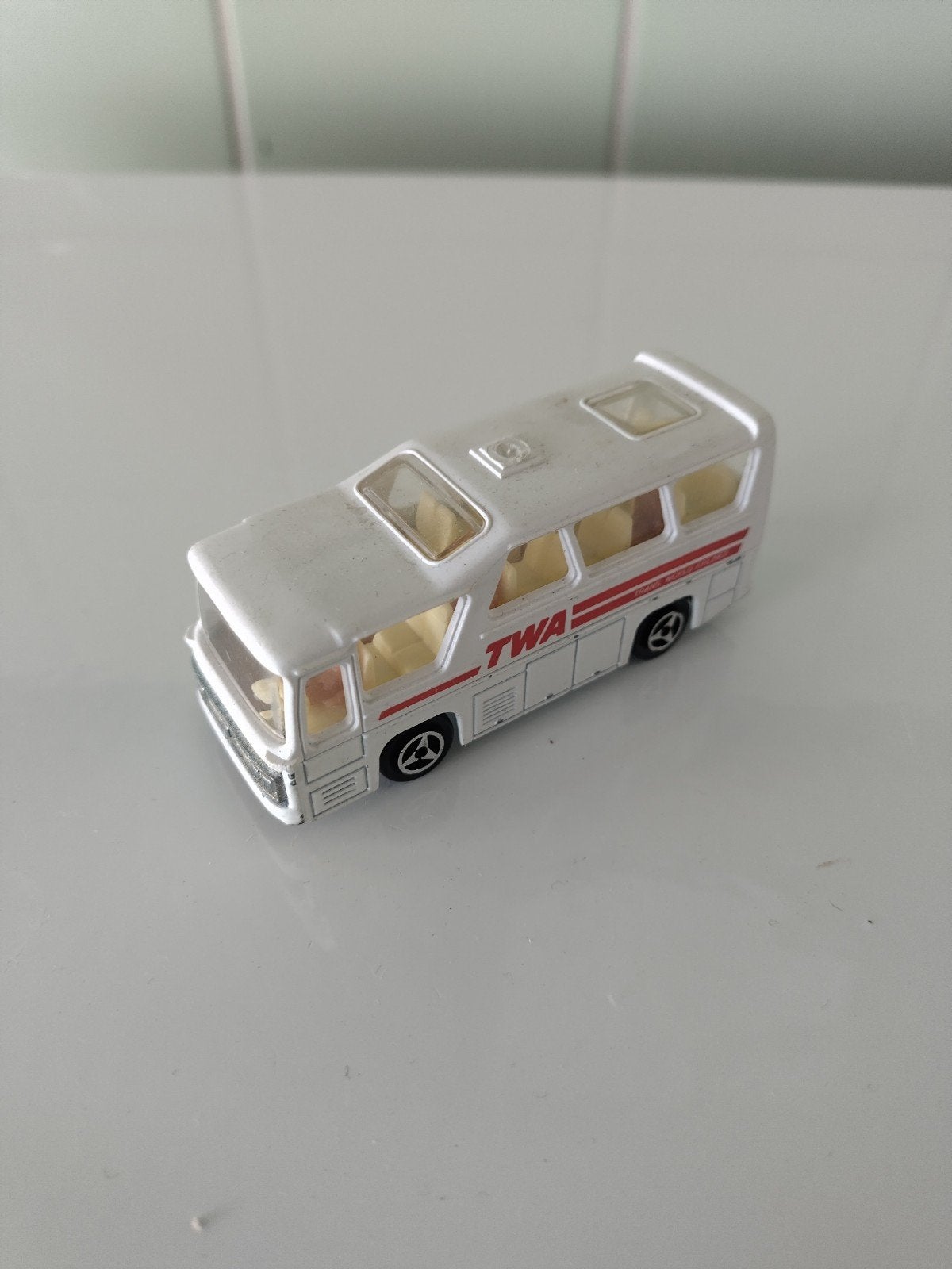 Vintage Majorette Minibus TWA AFHALING LEES BESCHRIJVING, Enlèvement, Utilisé, Bus ou Camion, Majorette