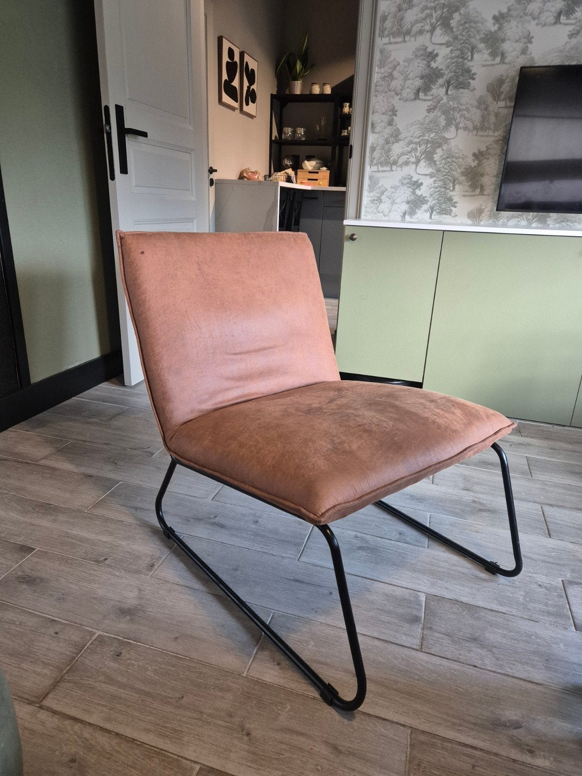 Comfortabele bruine stoel met metalen, Huis en Inrichting, Ophalen, Zwart