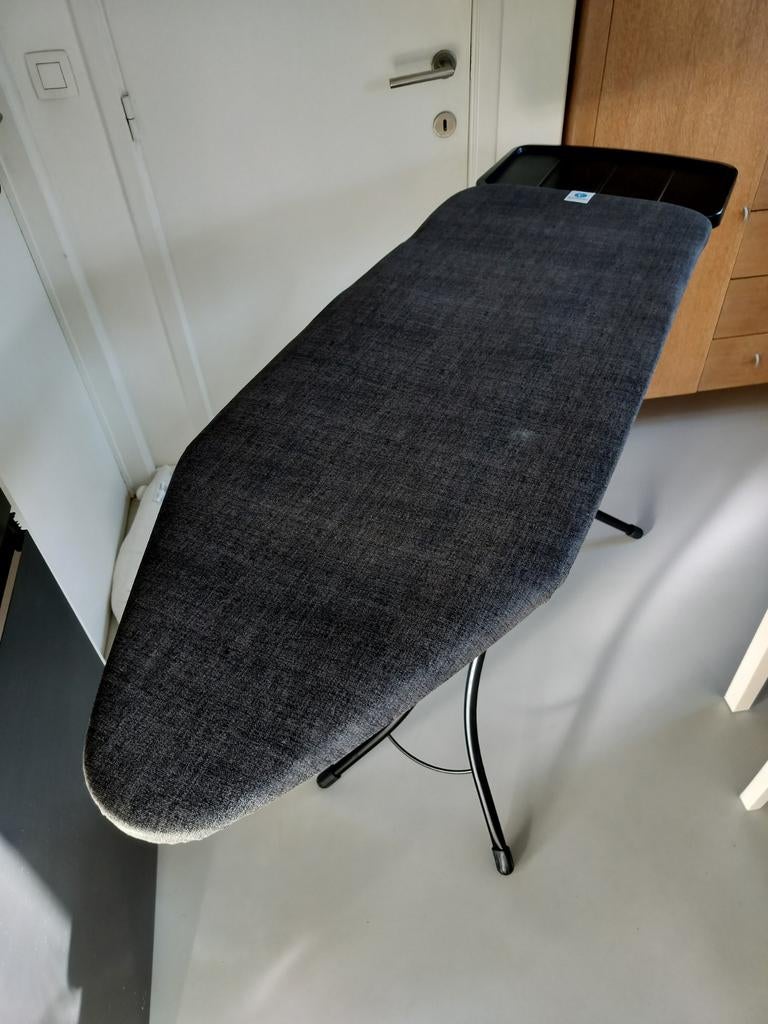 Table à repasser Brabantia C 124x45cm noir denim NOUVEAU !, Electroménager, Enlèvement, Neuf