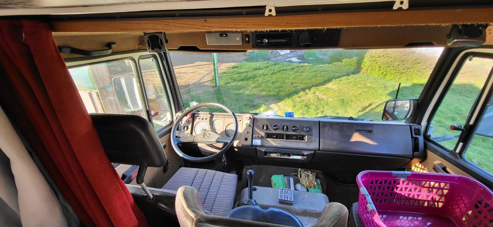 Camion aménagé autonome, Auvent, 6 à 7 mètres, Boîte manuelle, Jusqu'à 6
