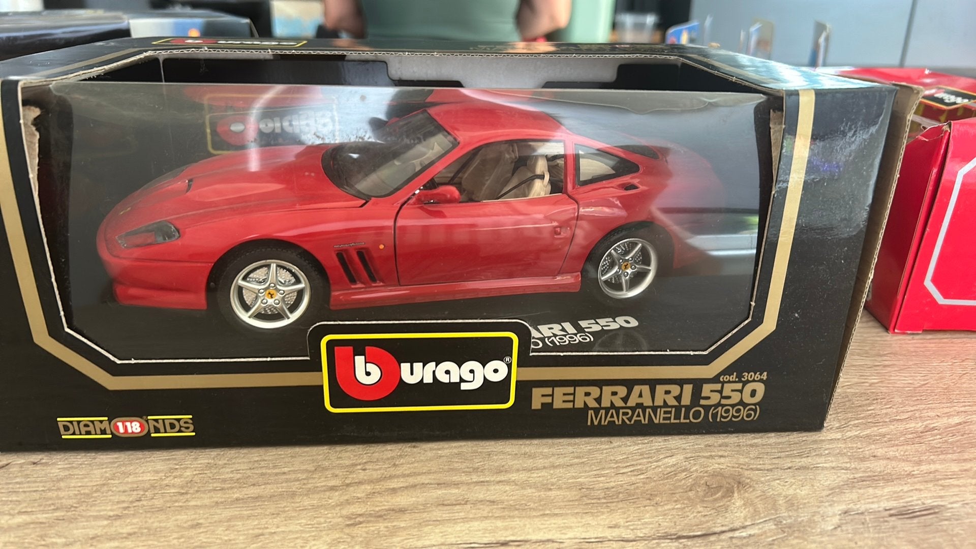Ferrari 550 Maranello (1996), Hobby & Loisirs créatifs, Voitures miniatures | 1:18, Enlèvement, Neuf, Voiture, Burago