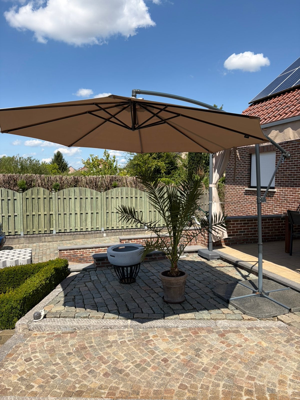 Zweefparasol in taupe met granieten voetgewichten, Tuin en Terras, Ophalen, Gebruikt, 2 tot 3 meter, Zweefparasol