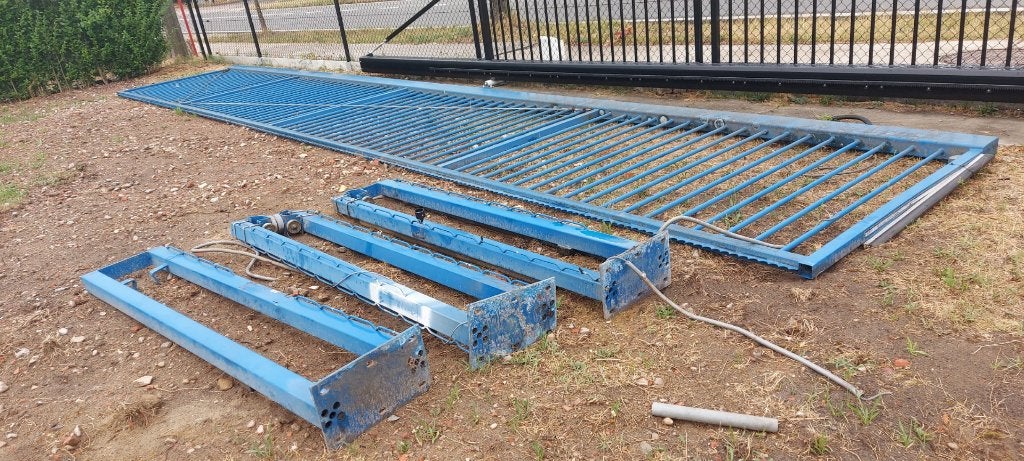 Grote stalen vrijdragende schuifpoort 11 m lang, 200 cm ou plus, Porte coulissante, 150 à 200 cm, Enlèvement