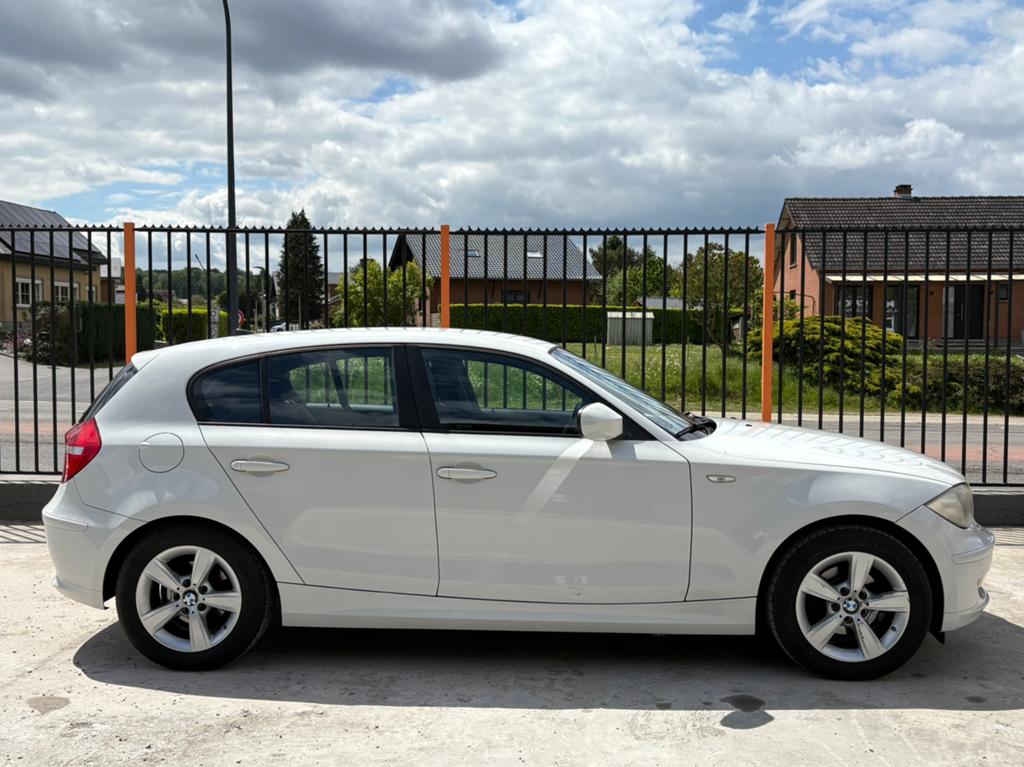 BMW 116D FACELIFT 245 000KM CARPASS 2010, Auto's, BMW, Zwart, Wit, Bedrijf, 5 deurs