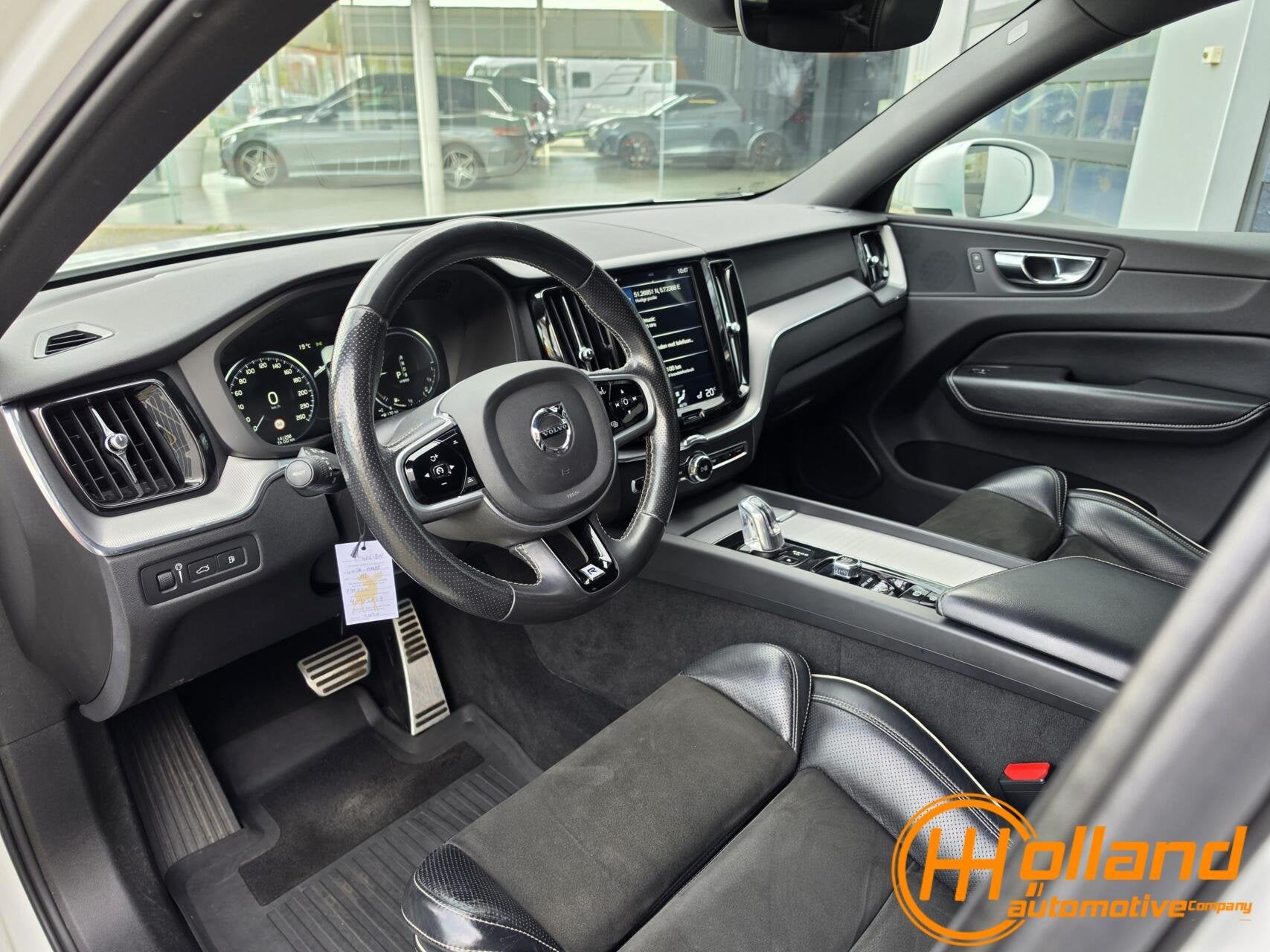 Volvo XC60 2.0 T8 Twin Engine AWD R-Design|PANO|MEMORY|ACC, Auto's, Automaat, Gebruikt, Euro 6, 4 cilinders