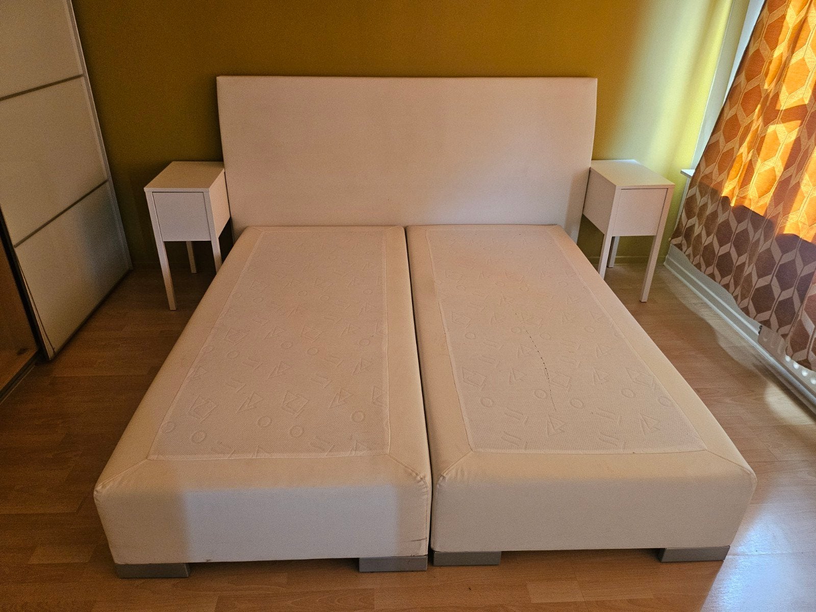 Low Boxspring (voir photos) 2 personnes avec tête de lit, Enlèvement, Utilisé, Deux personnes, Modern  Wit