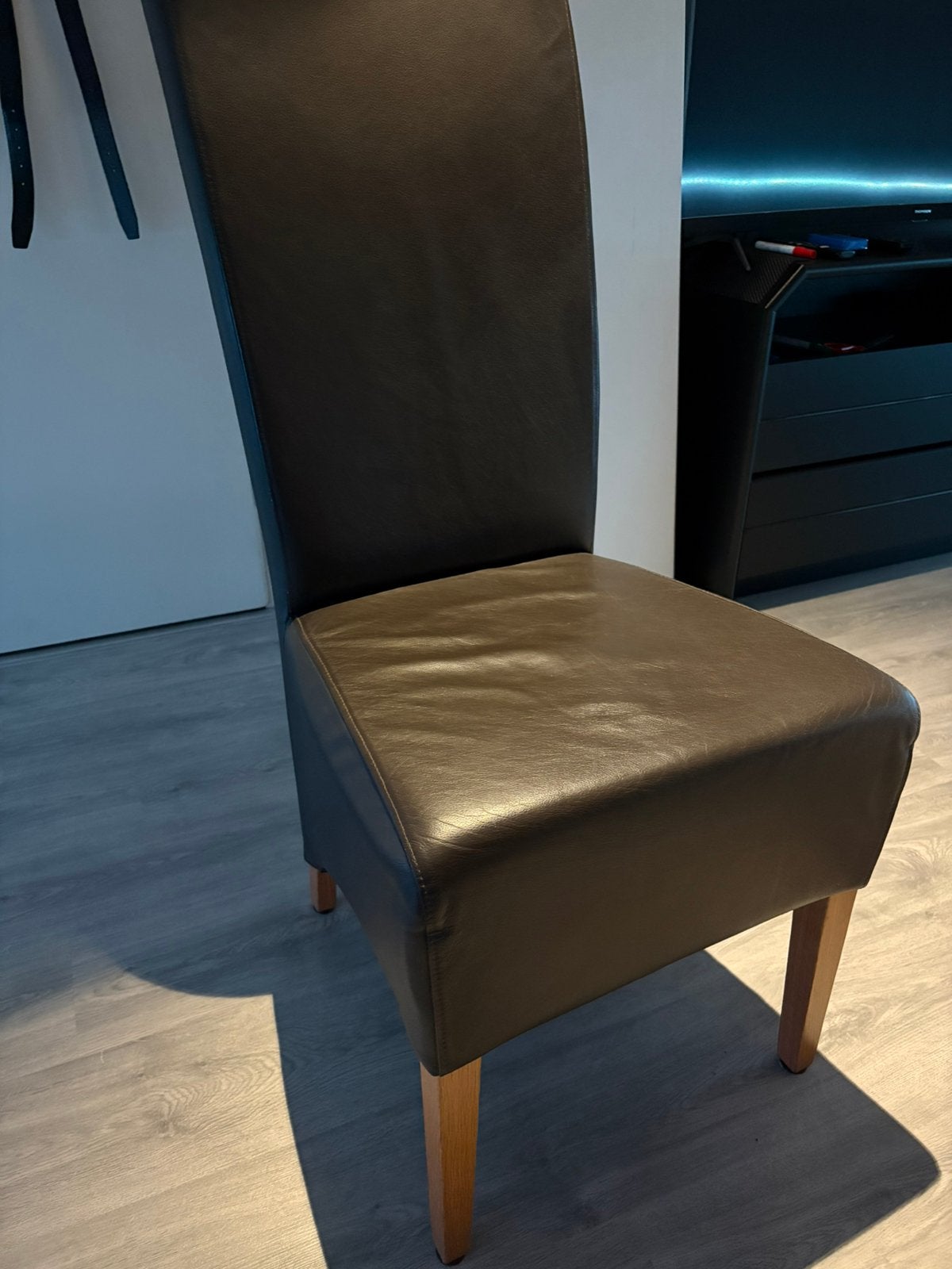 5 stoelen - 4 donker bruine, 1 zwarte., Ophalen, Gebruikt, Zwart, Drie
