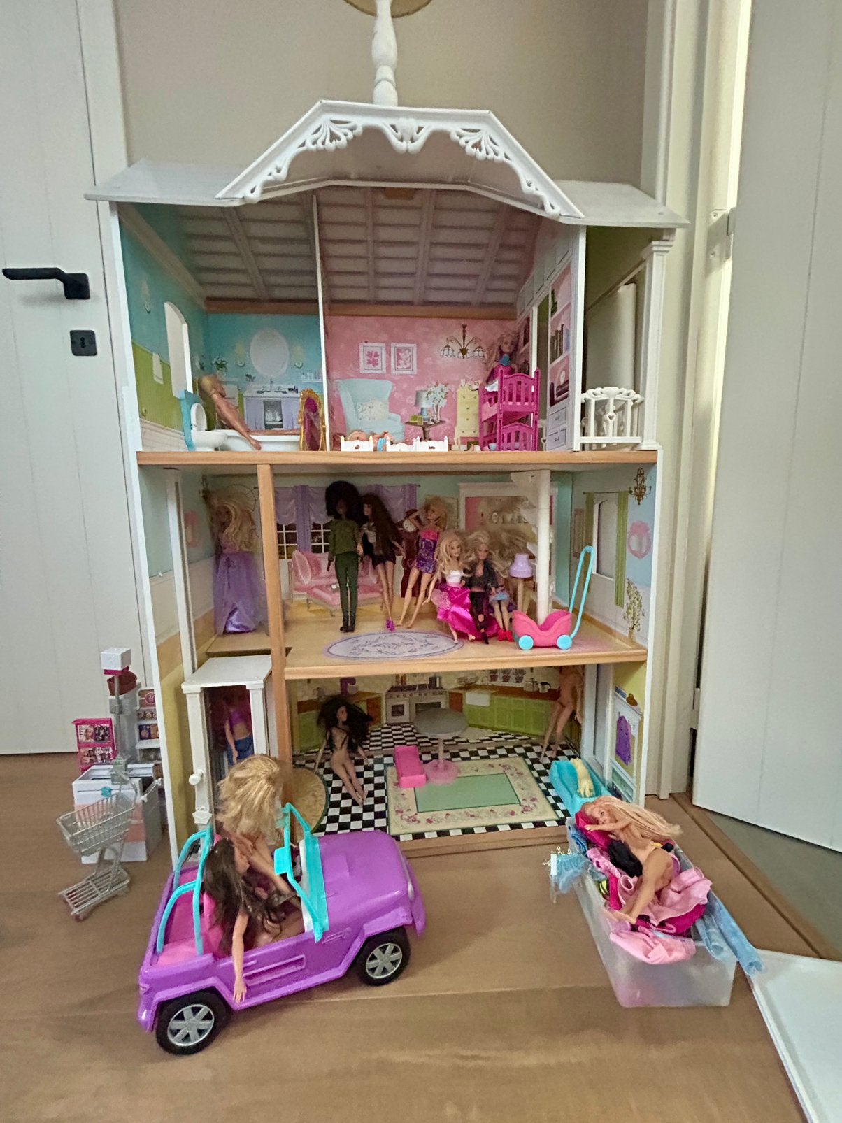 Barbiehuis met 16 Barbiepoppen, Ophalen, Gebruikt