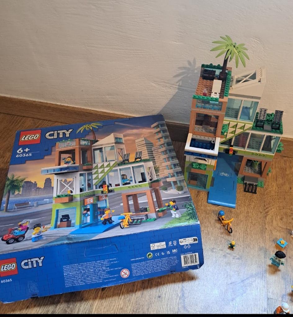 LEGO City 60365 Appartement / Gebouw – Compleet, Kinderen en Baby's, Speelgoed | Duplo en Lego, Ophalen, City, Lego, Zo goed als nieuw