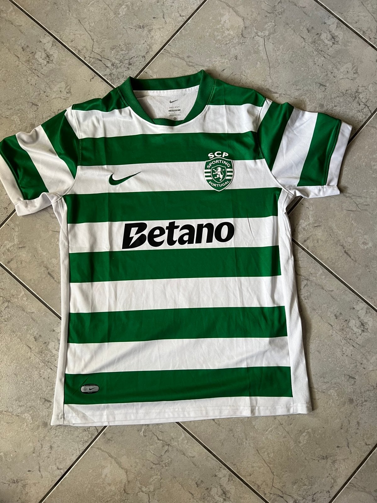 Sporting Lissabon voetbaltenue - Maat M, Maat M, Verzenden, Zo goed als nieuw, Shirt