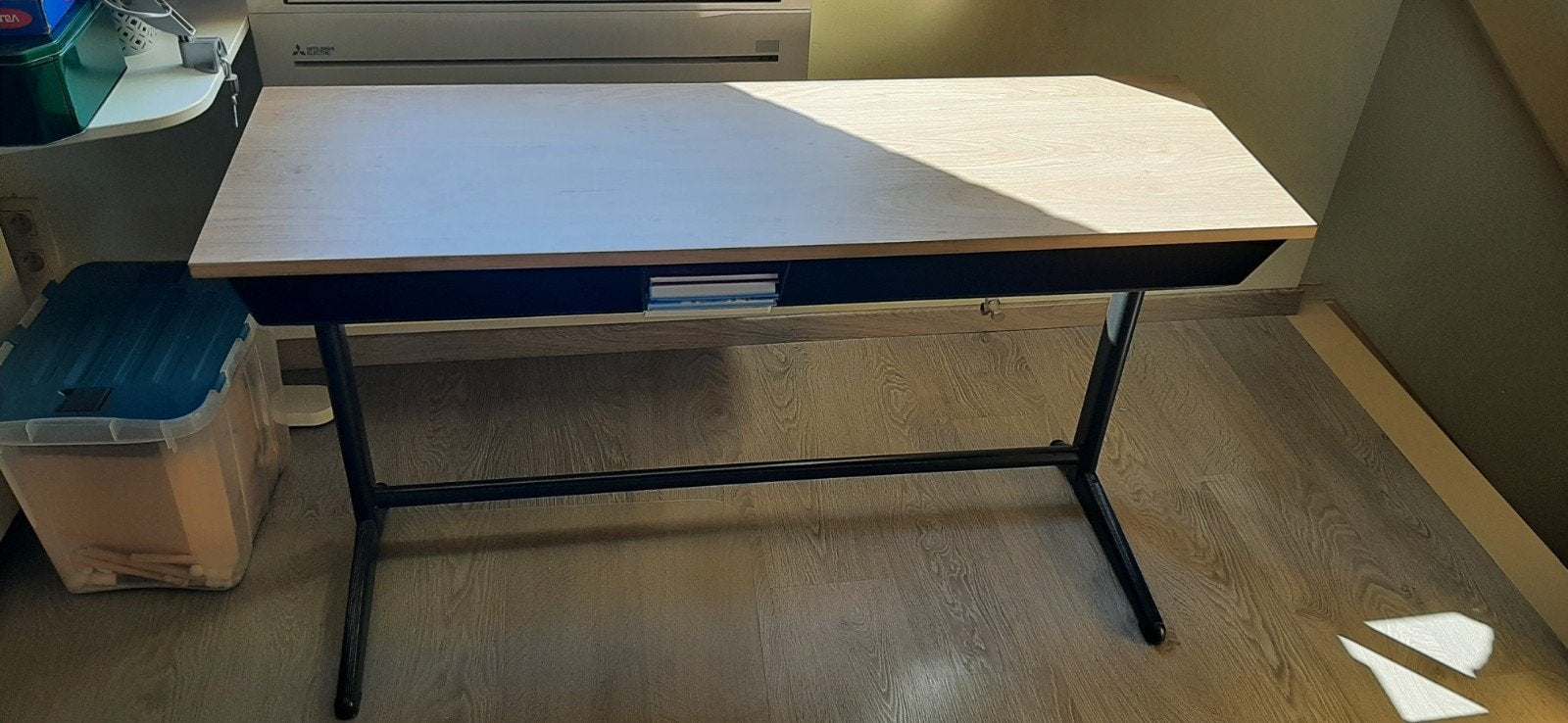 Opgeknapte schoolbank, Enlèvement