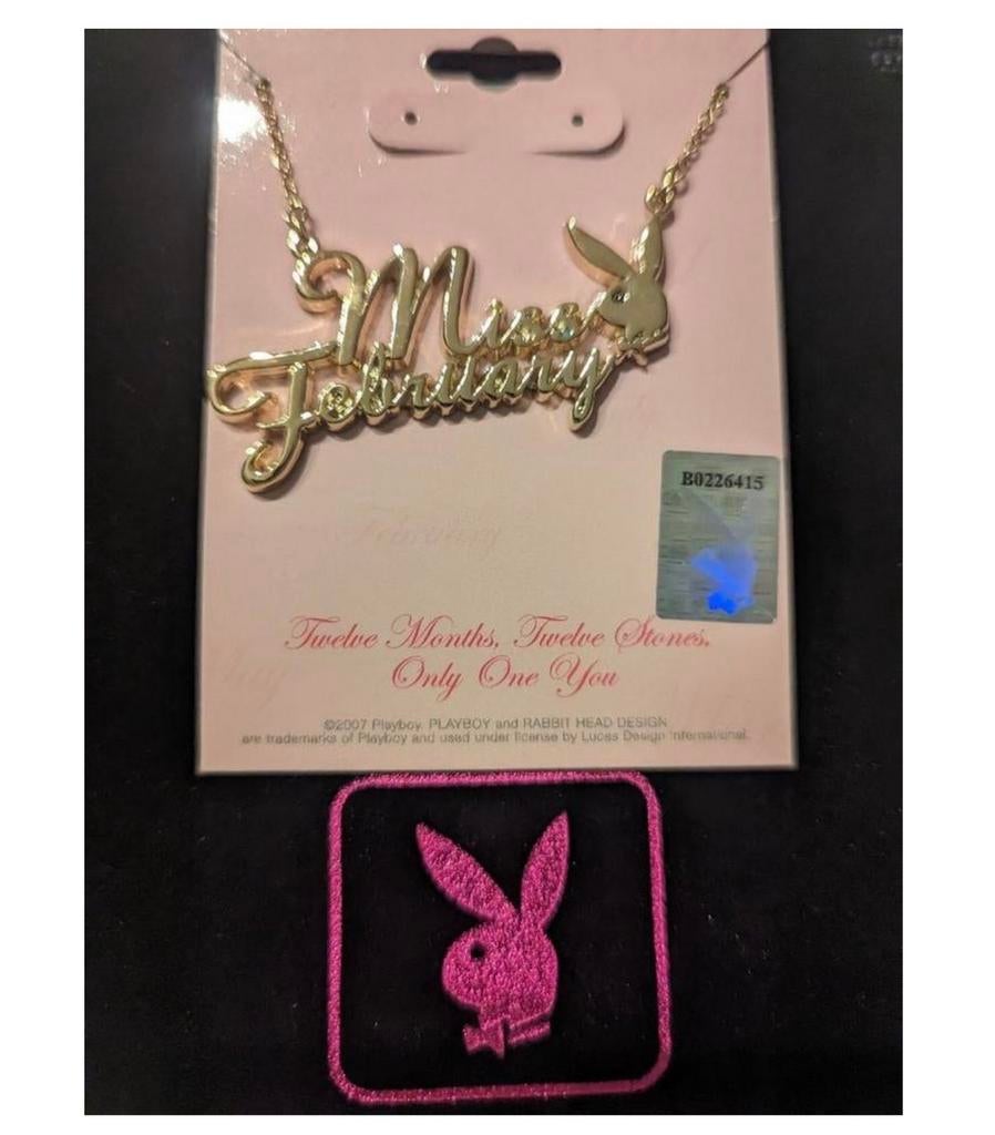 Collier Miss February en métal doré PLAYBOY avec pochette, Neuf, Enlèvement ou Envoi, Or, Autres matériaux