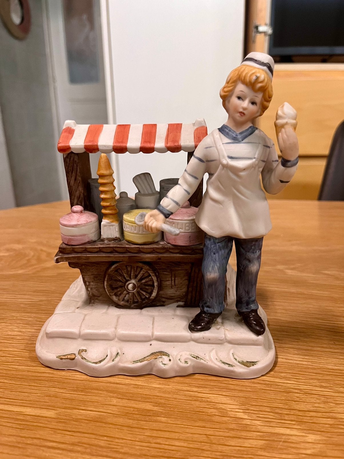 Figurine porcelaine – Marchand de glaces avec charrette, Enlèvement, Comme neuf
