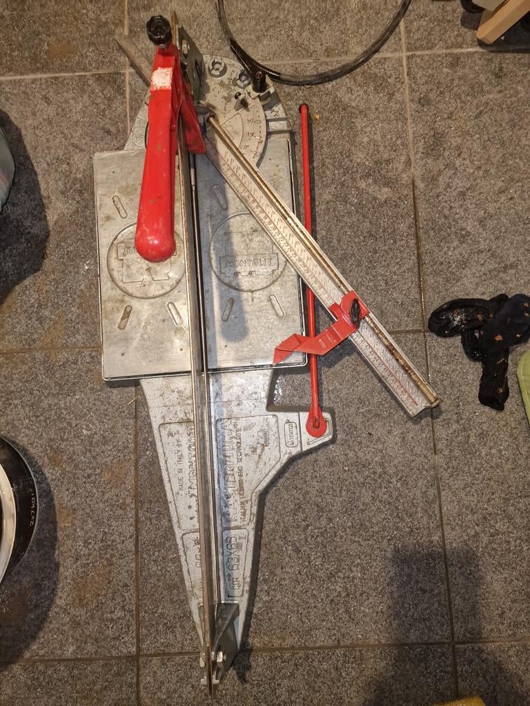 Tegelsnijder, Enlèvement