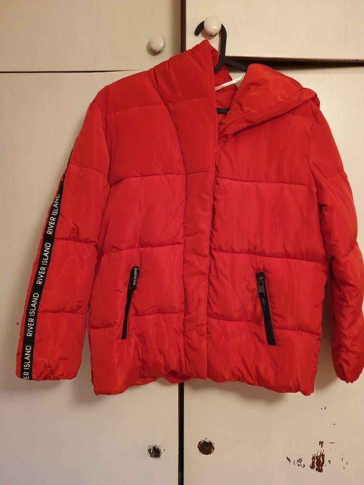 Nieuwe rode winterjas maat 152, Kinderen en Baby's, Kinderkleding | Maat 152, Ophalen of Verzenden, Nieuw, Jas