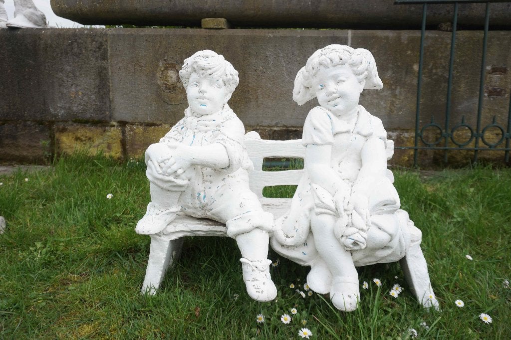 Statue de jardin, garçon et fille sur un banc de jardin, Jardin & Terrasse, Enlèvement, Utilisé, Béton, Homme