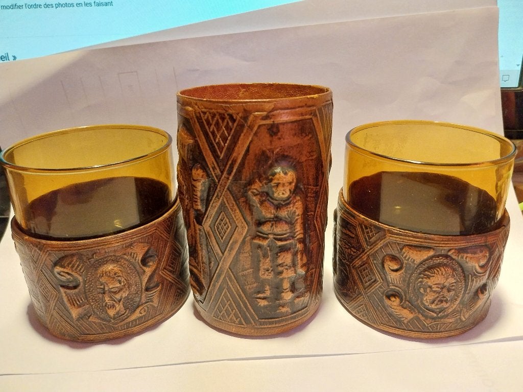 TRES RARE 2 VINTAGES DON QUICHOTTE VERRE  CUIR GAUFRE + POT, Enlèvement ou Envoi, Comme neuf, Autres matériaux, Verre ou Verres