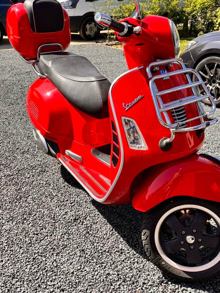 Mooie rode Vespa 125. GTS Super i.e, Fietsen en Brommers, Ophalen, Zo goed als nieuw