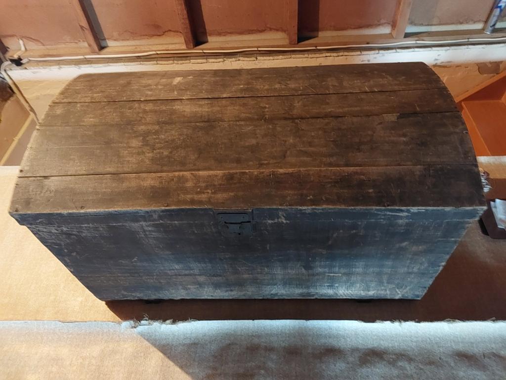Grand coffre en bois, Enlèvement