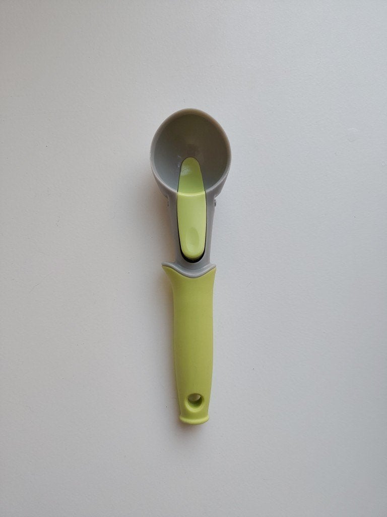 Cuillère à glace rétro en plastique avec éjecteur, Couverts individuels, Enlèvement ou Envoi, Synthétique, Utilisé