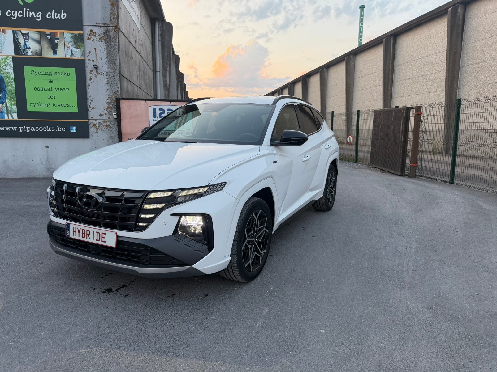 Hyundai Tucson HEV 1.6T-Gdi A/T Feel N-Line, Auto's, Dealer onderhouden, 4 cilinders, Wit, Bedrijf