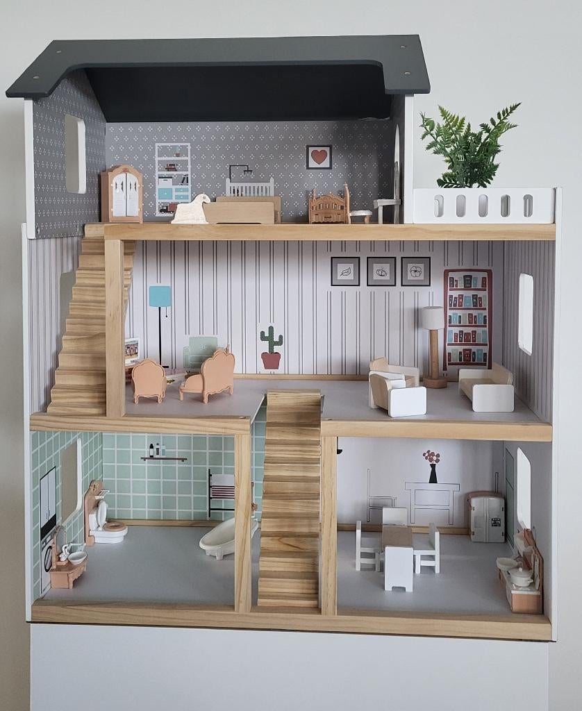 MAISON DE POUPÉES (neuve) en bois peint, mobilier, éclairage, Enfants & Bébés, Jouets | Maisons de poupées, Neuf, Maison de poupées
