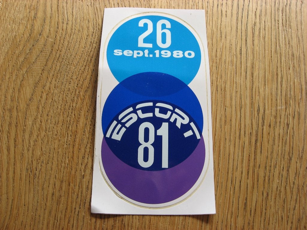 Ford Escort 81 26 September 1980 8 x 15,5 cm Sticker, Collections, Enlèvement ou Envoi, Neuf, Voiture ou Moto