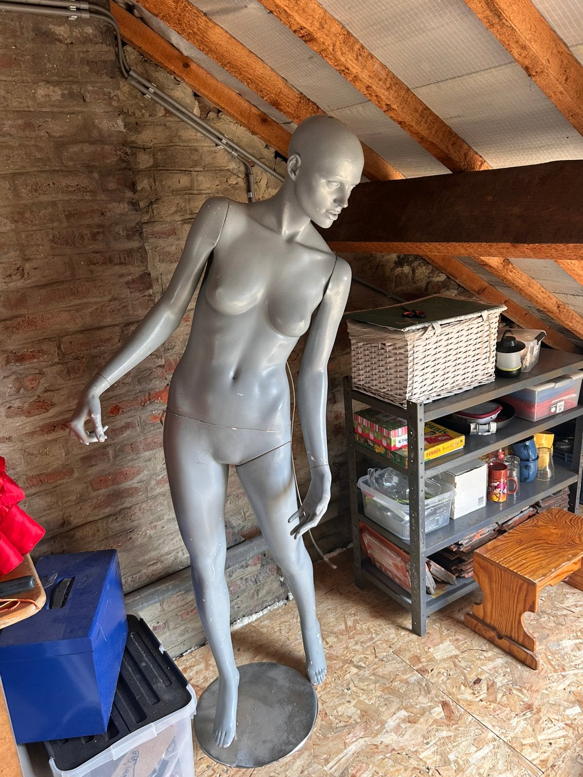 Mannequin femme sur pied demontable  en plusieurs parties, Enlèvement