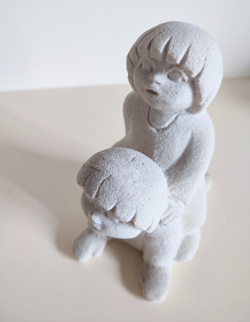 Superbe statuette Stone Art: 2 enfants qui jouent, Enlèvement ou Envoi, Comme neuf, Humain