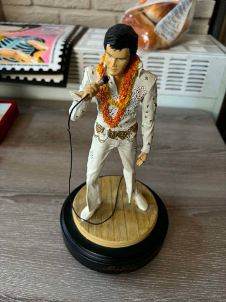 Elvisbeeld van Aloha from Hawaii op een platform, 60 euro., Enlèvement ou Envoi, Neuf, Poupée, Figurine ou Miniature