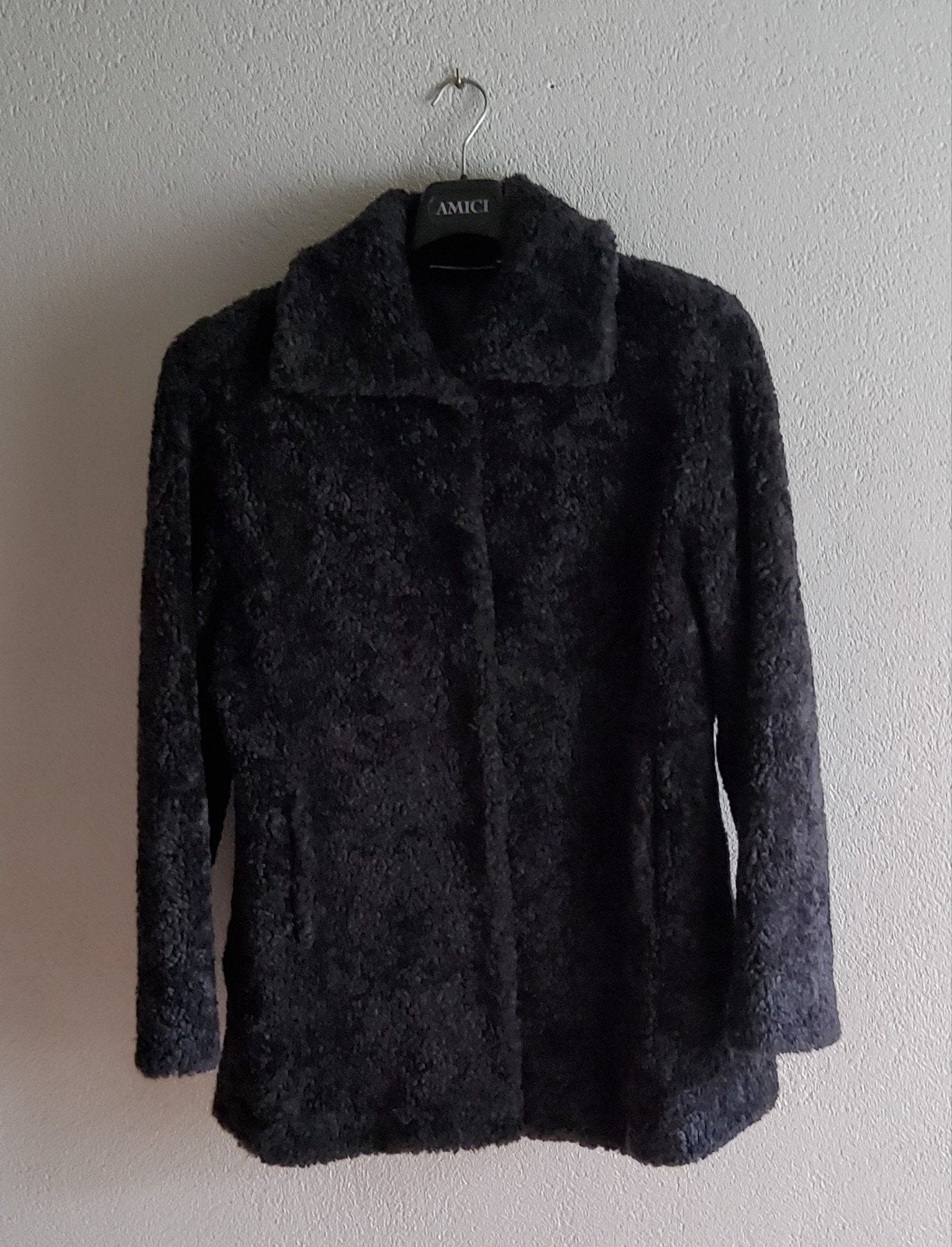 Manteau mi-long en fausse fourrure frisée gris foncé-T.40, Enlèvement, Neuf, Taille 38/40 (M), Gris