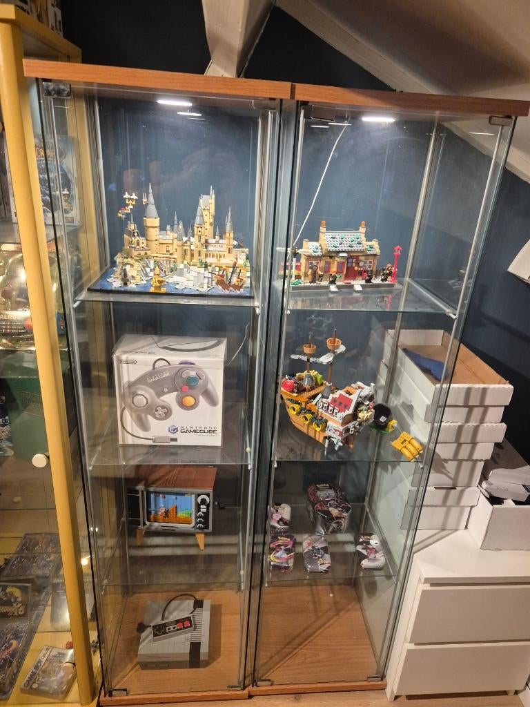 2x Vitrinekast met verlichting, Huis en Inrichting, Verzenden, Gebruikt