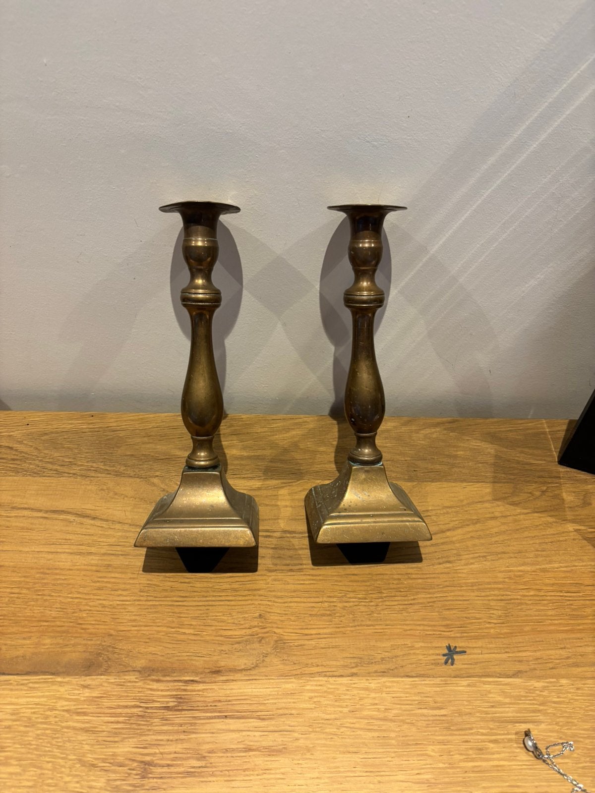 Set van 2 messing kandelaars (1x intact, 1x met barstje), Antiek en Kunst, Ophalen