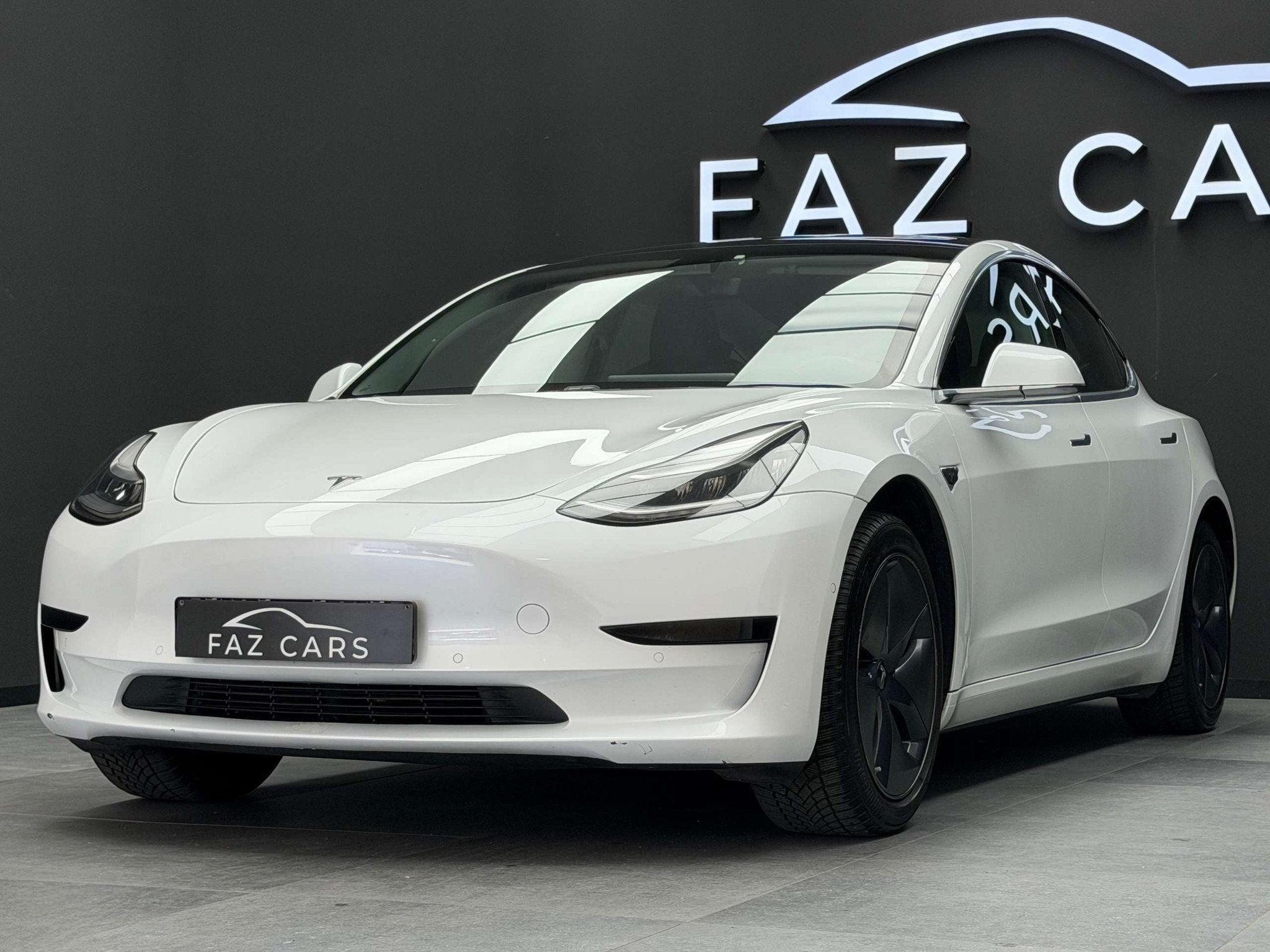 Tesla Model 3 * Réservé * (automatique), Cuir, 4 portes, Noir, Automatique