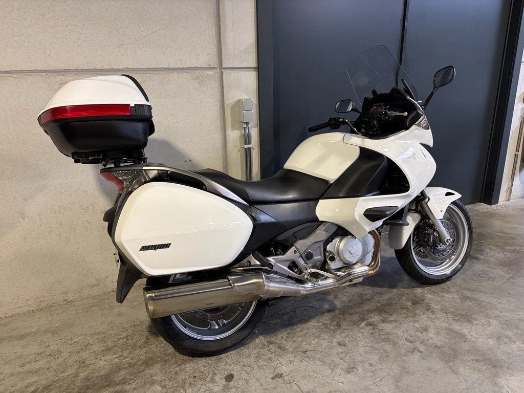 Honda Deauville 700 met topcase (btw moto) (bj 2015), Motoren, 700 cc, Bedrijf, Meer dan 35 kW, Toermotor