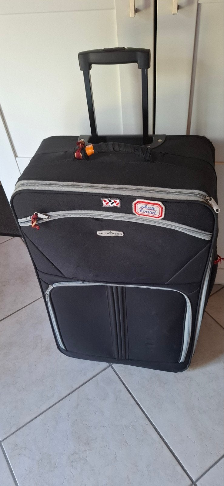 koffer in stof 2 wielen ,prijs 7 € ,meschien voor een kamp, Ophalen